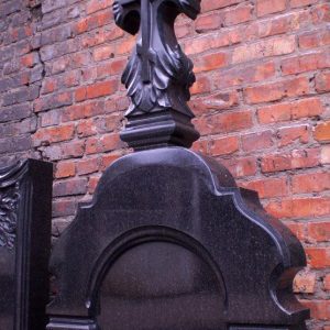 гранитная крыша с крестом