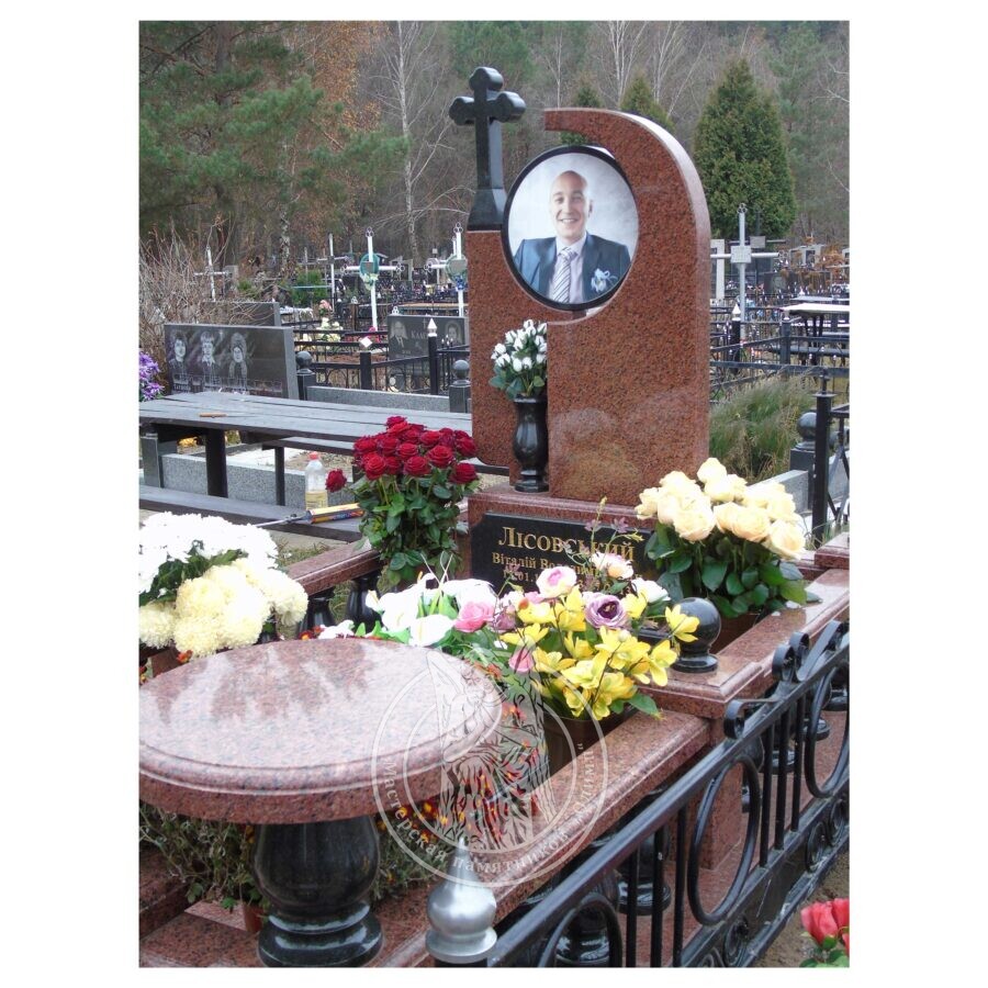 Пам'ятник із граніту з фотокерамікою