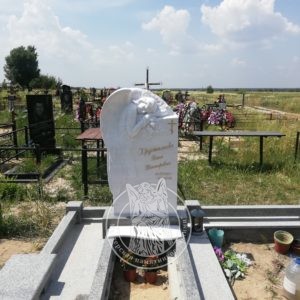 Скорботний ангел із мармуру