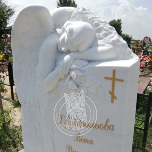 сплячий ангел із білого мармуру