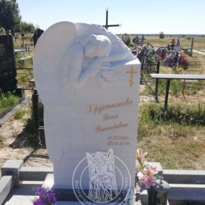 Сплячий ангел з трояндами з мармуру
