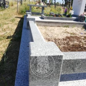 огорожу з кубиками на могилі з граніту Янцеве.