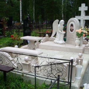 мармуровий пам'ятник із хрестом