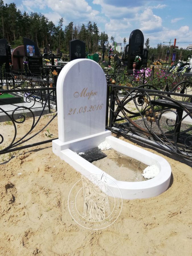 Дитячий надгробок із мармуру