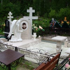 Пам'ятник з хрестом та ангелом з мармуру