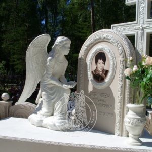 Пам'ятник з хрестом та ангелом