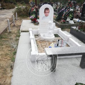 Дитячий пам'ятник з мармуру з янголятком