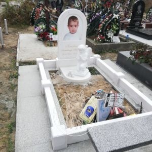 Дитячий пам'ятник з ангелом
