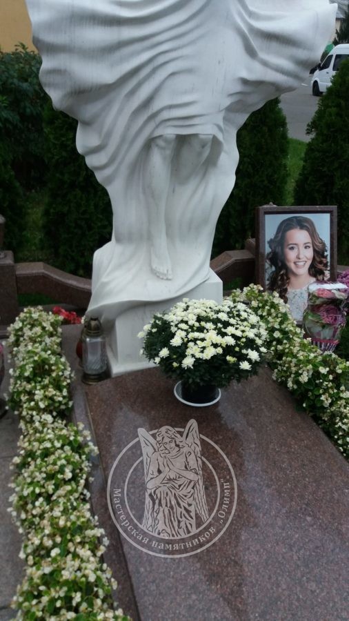 Скульптура Дівчата з мармуру
