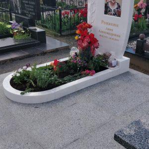 Мраморный памятник на могилу для женщины
