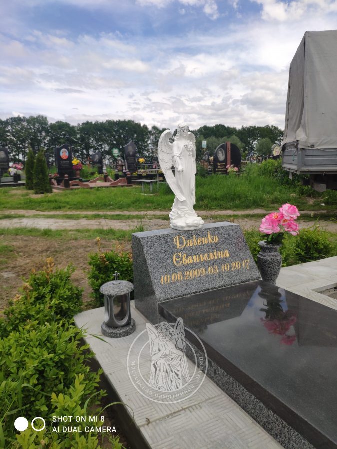 Скульптура ангела на могилу
