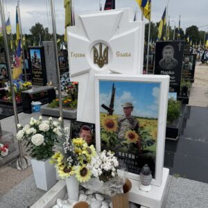 памятник в форме казацкого креста из мрамора Украина
