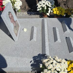Підстава для накладних літер на надгробній плиті військового пам'ятника з Танського граніту, вид зверху.
