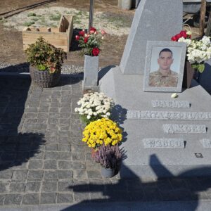 Благоустрій могили воїна ЗСУ Микита Забила у Ніжині: пам'ятник із Танського граніту, гранітна бруківка та лава.