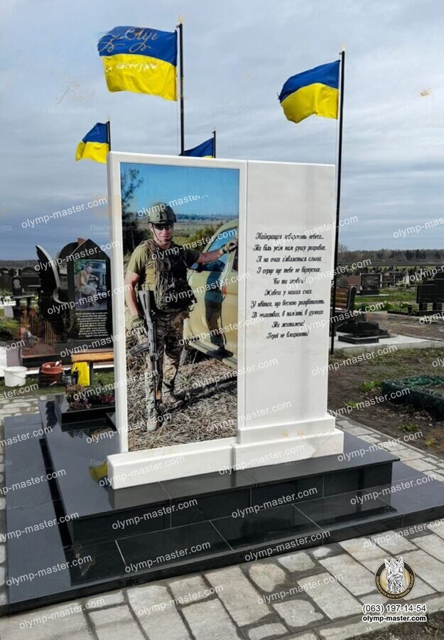 Ростовой портрет военного ВСУ на фотостекле с эпитафией на обратной стороне белого гранитного памятника.