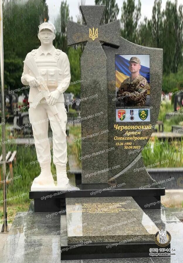 Памятник военному ВСУ с казацким крестом, белой ростовой скульптурой воина и цветным фотостеклом на граните.