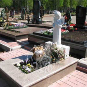 Дитячий янголятко на могилі з хрестом