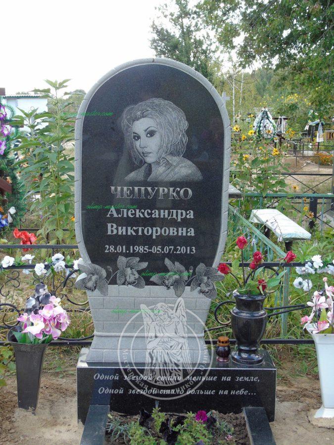 одинарный памятник с цветами