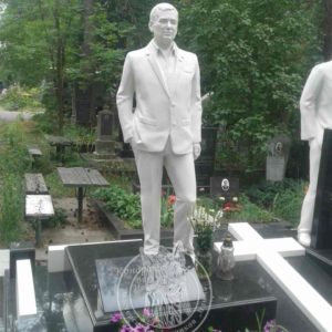 Статуя людини на кладовищі з мармуру