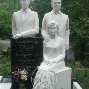 Статуї людей на могилі мармурові