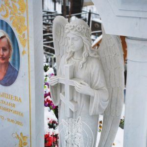 Мраморный скорбящий ангел