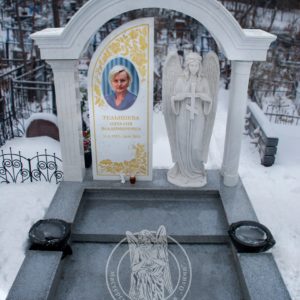 Мраморный памятник с Ангелом