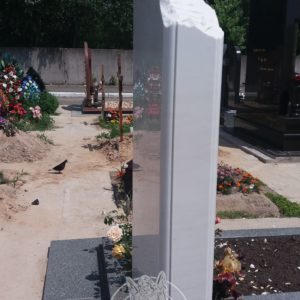 Мраморный памятник с рельефом