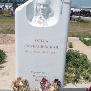 Мраморный памятник с рельефом