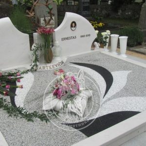 Двойной памятник из мрамора.