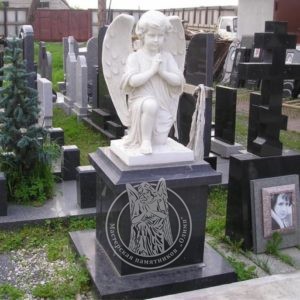 Ангел, що молиться, на колінці з мармуру.